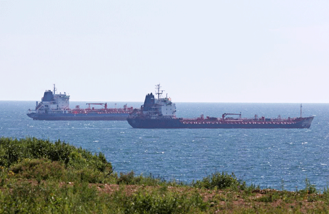 Các tàu chở dầu đi dọc theo Vịnh Nakhodka gần thành phố cảng Nakhodka (Nga) vào ngày 12-8. Ảnh: Reuters