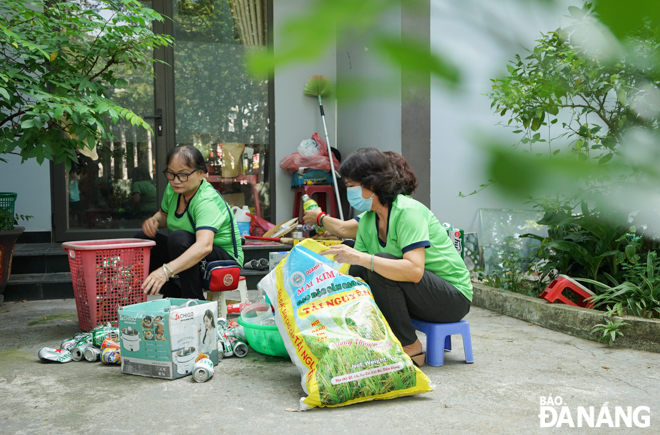 According to Mrs. Phan Thi Xuan An, Head of the Women's Union chapter in residential area 15, Hoa An Ward, Cam Le District, the waste classification at source has been launched among all women's members. After the classification, old books and newspapers, beer cans, and other recyclable items will be sold to raise funds to maintain the model of a zero-dong kitchen and other social welfare activities. Photo: TRUONG KY