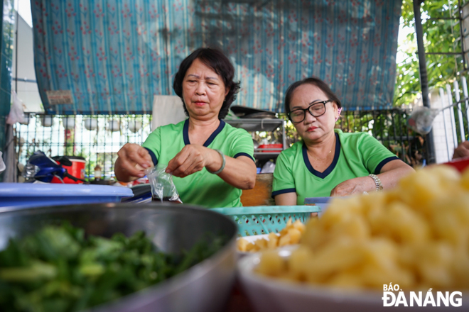 The zero-dong kitchen has been established since the summer 2021 with more than 20 members of the Women's Union chapter and young volunteers involved. Photo: TRUONG KY