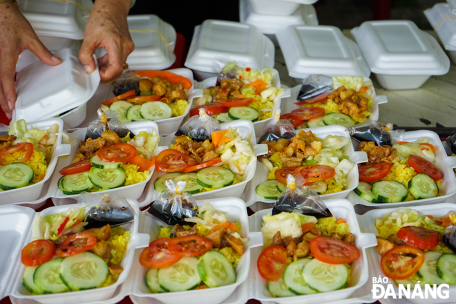 The lunch boxes ensure enough nutrition with meat, vegetables, tubers, soup, and others. Photo: TRUONG KY