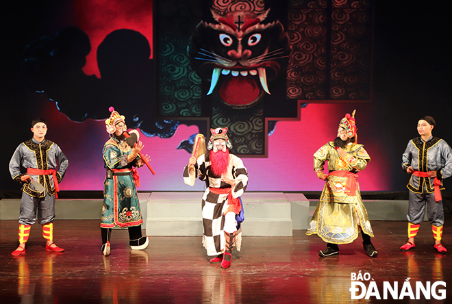 A scene of the 'Luu Kim Dinh Giai Gia Tho Chau' Tuong drama performed by artistes from the Nguyen Hien Dinh Tuong Theatre on the second day of Tet. Photo: XUAN DUNG