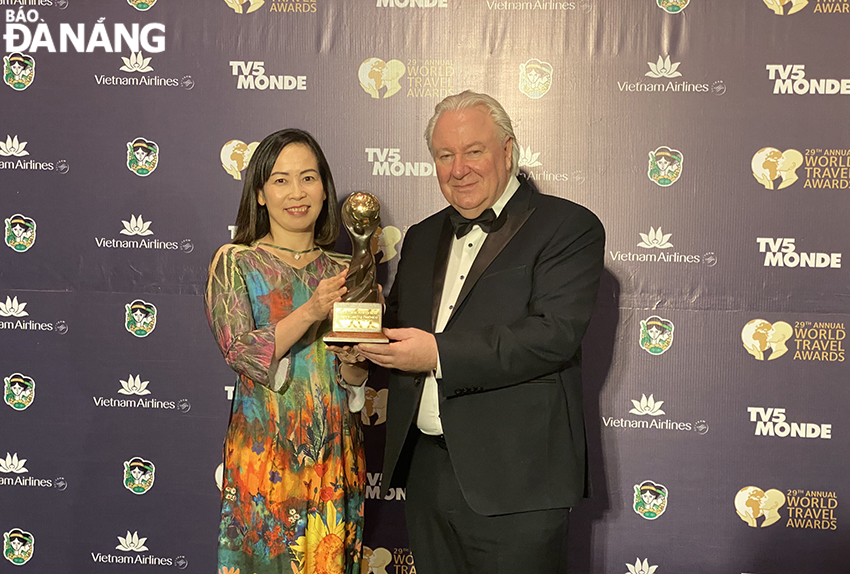 Director of the Da Nang Department of Tourism Truong Thi Hong Hanh (left) receiving the prestigious award 'Asia's Leading Festival and Event Destination 2022' at the awards ceremony on Wednesday evening. Photo courtesy of the Da Nang Tourism Promotion Center.