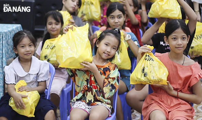 The gifts are small, but they are a great source of enormous encouragement for the children in the Mid-Autumn Festival