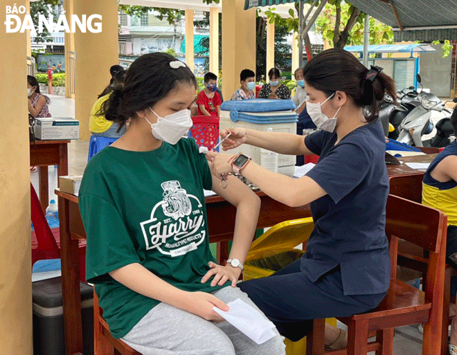 Nhân viên y tế tiêm vắc-xin cho học sinh trên địa bàn quận Hải Châu. Ảnh: PHAN CHUNG