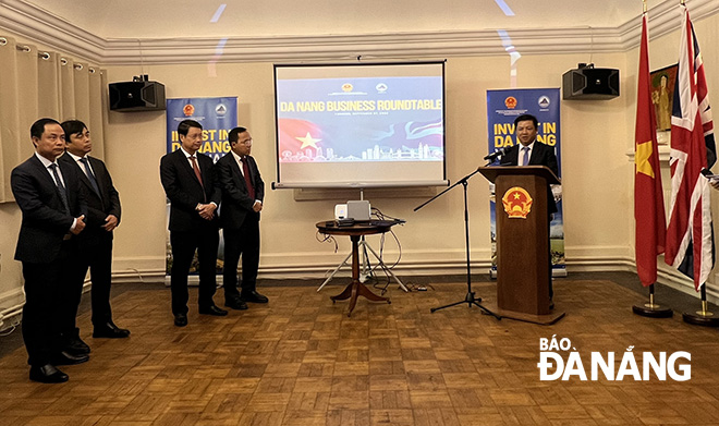 Da Nang Party Committee Deputy Secretary Luong Nguyen Minh Triet speaking at the 'Da Nang Business Roundtable' seminar held in London, UK. Photo: PV