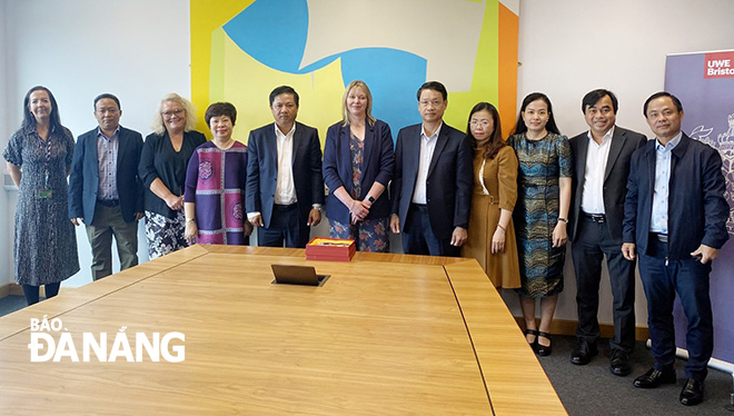  Da Nang leaders taking souvenir photos with leaders of the University of the West of England. Photo: PV