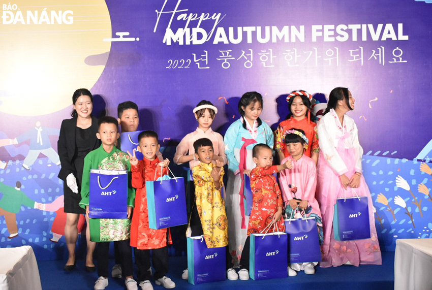 A representative of the Consulate General of South Korea in Da Nang (first left) presenting gifts to the children of the Da Nang Care Centre for Street Children. Photo: THU HA