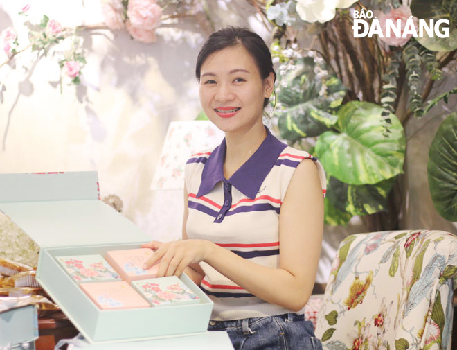 Chủ Tiệm trà bánh Sen’s House Lotus Nguyễn Hạnh hào hứng khi mẻ bánh Trung thu mới ra lò và chuẩn bị đến tay khách hàng. Ảnh: THANH TÌNH