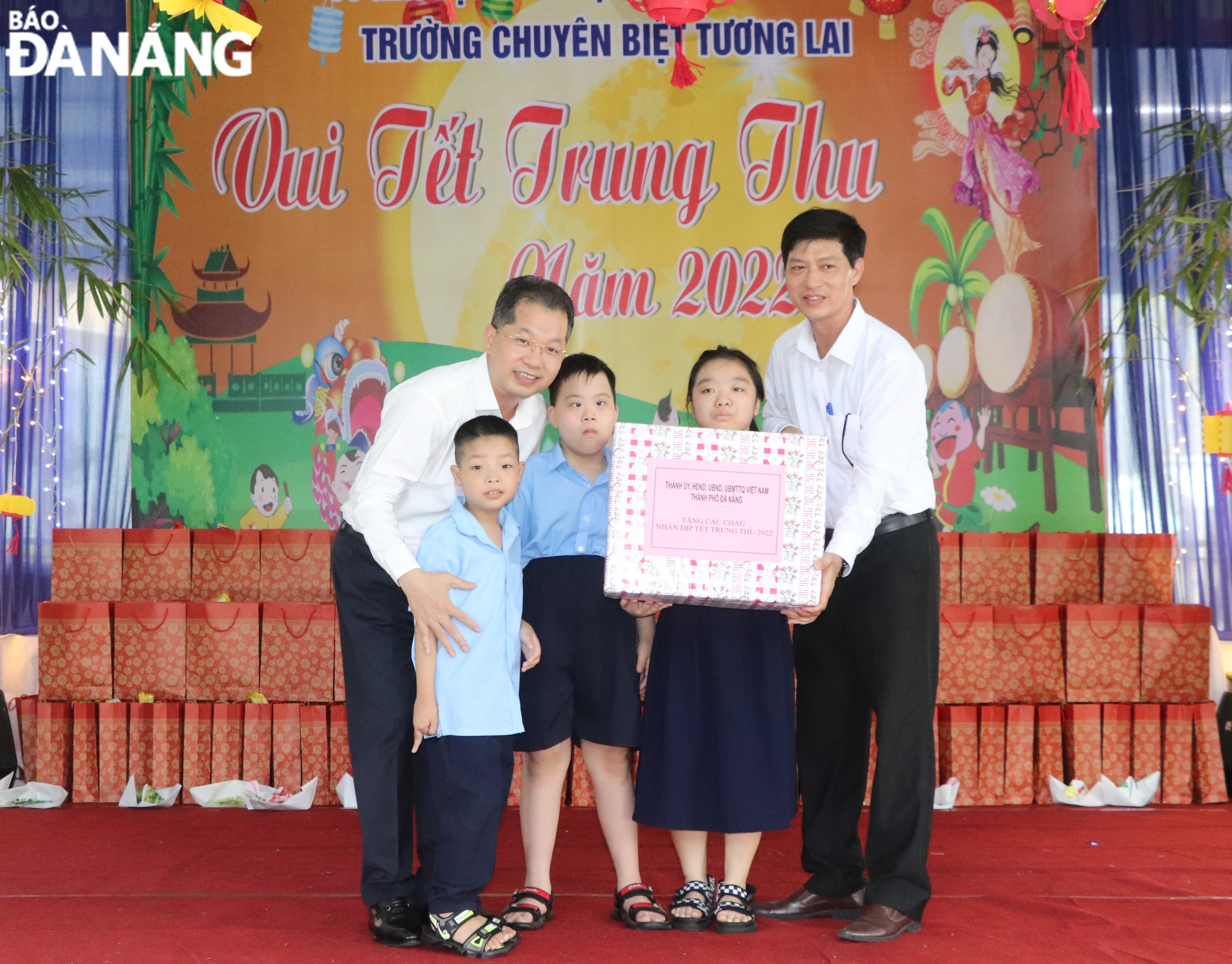 Bí thư Thành ủy Nguyễn Văn Quảng (bìa trái) tặng quà Trung thu cho thầy và trò Trường Chuyên biệt Tương Lai. Ảnh: LÊ HÙNG