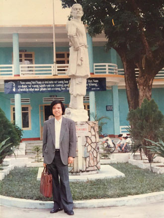 GS. Trần Văn Thọ trong một lần thăm lại Trường THPT Nguyễn Duy Hiệu (Điện Bàn, tỉnh Quảng Nam).