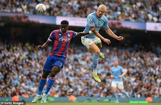 Erling Haaland bật nhảy cao hơn hẳn hậu vệ Crystal Palace để ghi bàn cho Manchester City. Ảnh: Getty Images