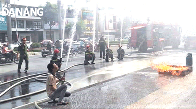 Fire fighters in Thanh Khe District joining a firefighting and rescue drill at the Mercury karaoke parlor located on Dien Bien Phu Street. Photo: LE HUNG