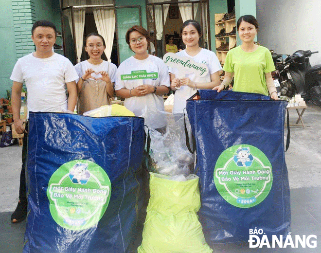 Green Da Nang group leader Nguyen Thi Phuong Thao (right) and young adults collected cans and waste paper from local people. Photo: X.H