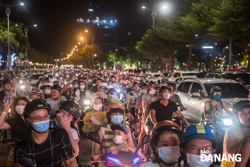 Droves of vehicles flock to downtown streets in Da Nang on Friday night for the Mid-Autumn Festival celebrations