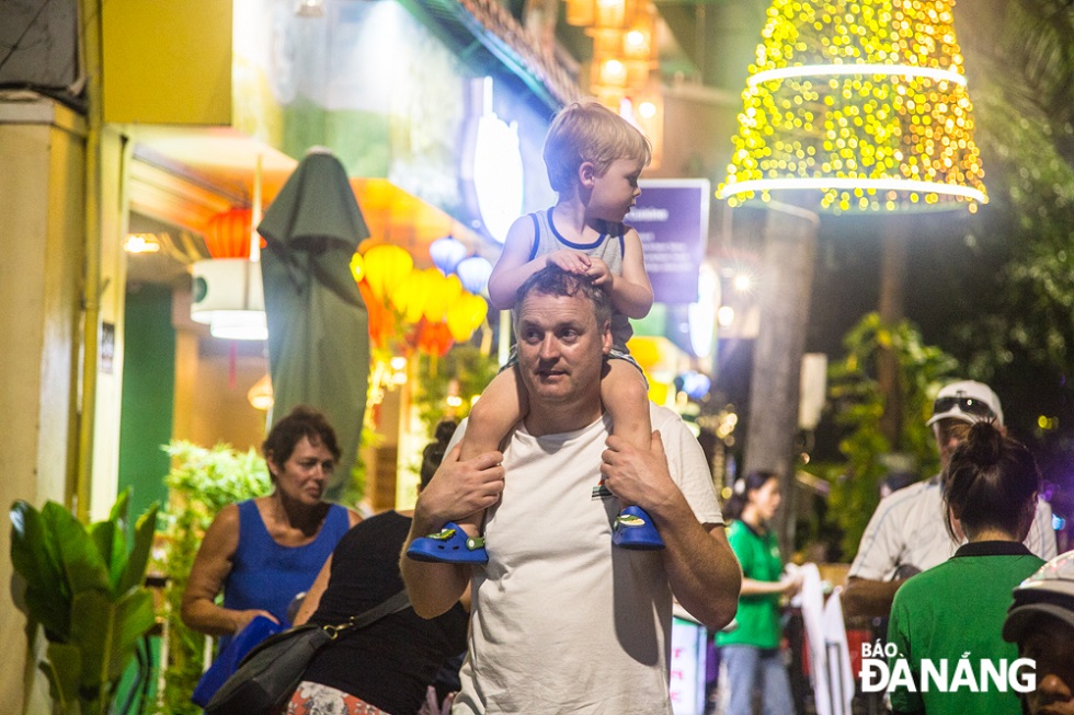 Foreign tourists enjoy the Mid-Autumn Festival atmosphere in Da Nang
