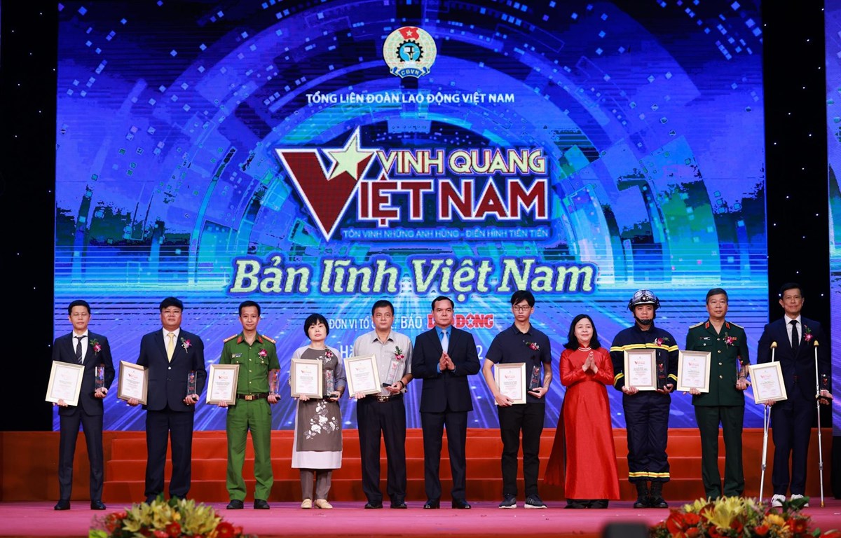 Vinh quang Việt Nam vinh danh các tập thể, cá nhân điển hình cho phong trào thi đua yêu nước. Ảnh: Vietnam+