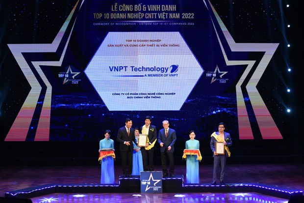 Công ty VNPT Technology đã vinh dự nhận giải thưởng Top 10 Doanh nghiệp Sản xuất, phân phối thiết bị viễn thông, công nghệ thông tin 2022. (Ảnh:Vietnam+)