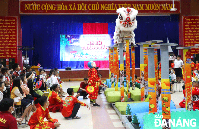 A lion dance performance for disadvantaged children in ethnic minority areas in Hoa Vang District. Photo: XUAN DUNG