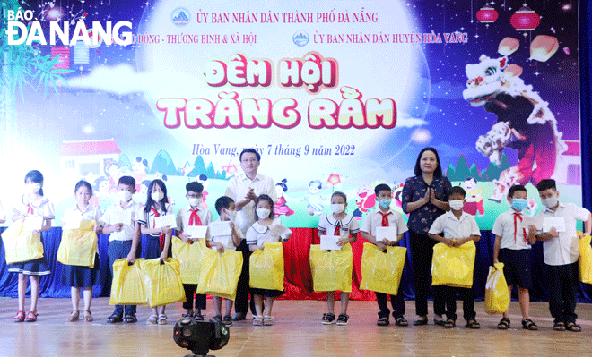 Mid-Autumn Festival gifts given to disadvantaged children in Hoa Vang District. Photo: XUAN DUNG