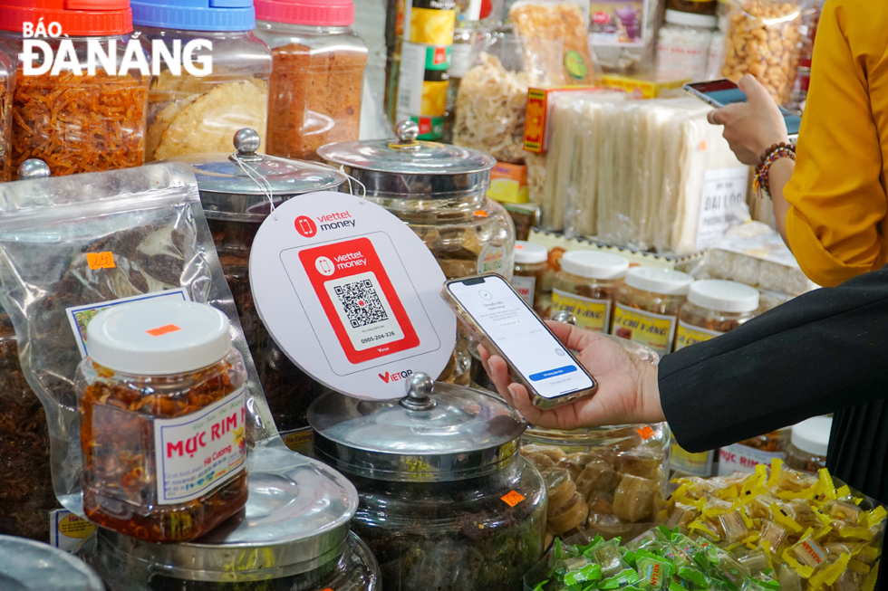 With just a simple scan of the VietQR code, market-goers in Da Nang can easily pay for their purchase. Photo: QUYNH TRANG