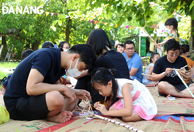 Phụ huynh cùng con tham gia trải nghiệm làm đèn ông sư.