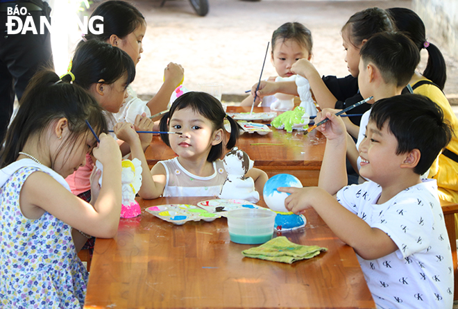 Ngoài các hoạt động chính tại Bảo tàng Đà Nẵng, các em nhỏ còn được tham gia tô tượng.