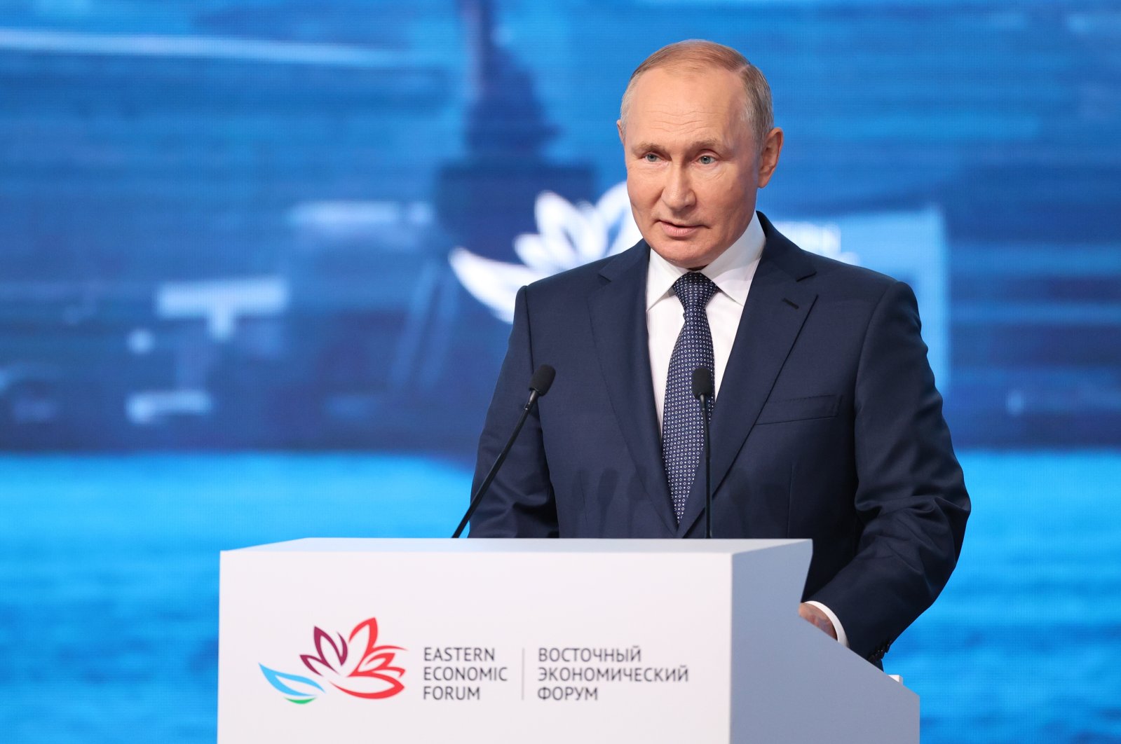 Tổng thống Nga Vladimir Putin phát biểu tại phiên họp toàn thể của Diễn đàn Kinh tế Phương Đông lần thứ 7 ở Vladivostok. Ảnh: EPA