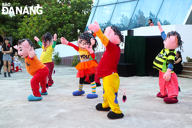 Fun dance performances to entertain the children during the Mid-Autumn Festival