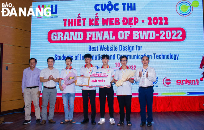 The Never Give Up team won the first prize in the BWD tournament with a website product about the Covid-19 vaccine vaccination process. Photo: NGOC HA