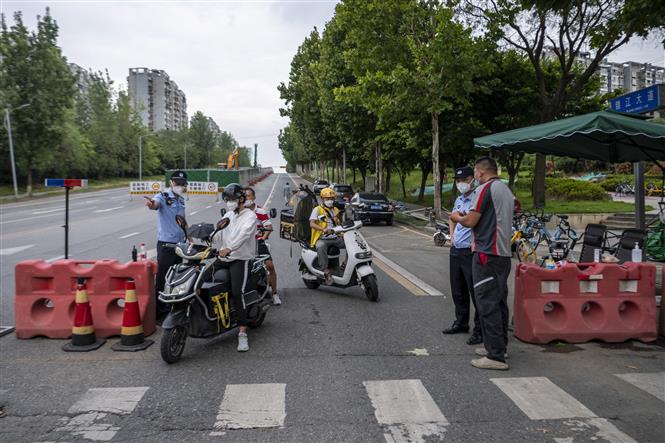 Lực lượng chức năng kiểm tra giấy thông hành của người dân khi các biện pháp hạn chế phòng dịch COVID-19 được ban hành tại Thành Đô, thủ phủ tỉnh Tứ Xuyên, Trung Quốc ngày 1/9/2022. Ảnh: AFP/TTXVN