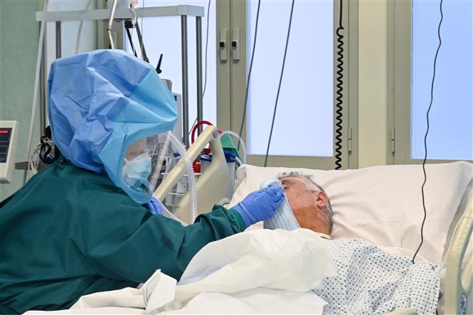 Nhân viên y tế điều trị cho bệnh nhân COVID-19 tại bệnh viện ở Rome, Italy. Ảnh: AFP/ TTXVN