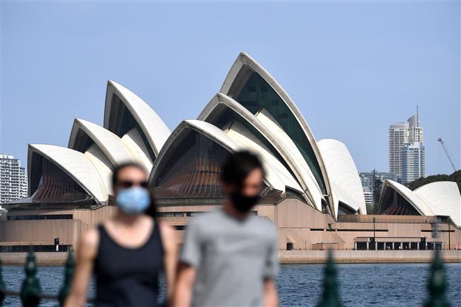 Người dân đeo khẩu trang phòng lây nhiễm COVID-19 tại Sydney, Australia. Ảnh: AFP/TTXVN