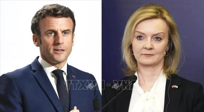 Tổng thống Pháp Emmanuel Macron (trái) và tân Thủ tướng Anh Liz Truss. Ảnh: AP/TTXVN