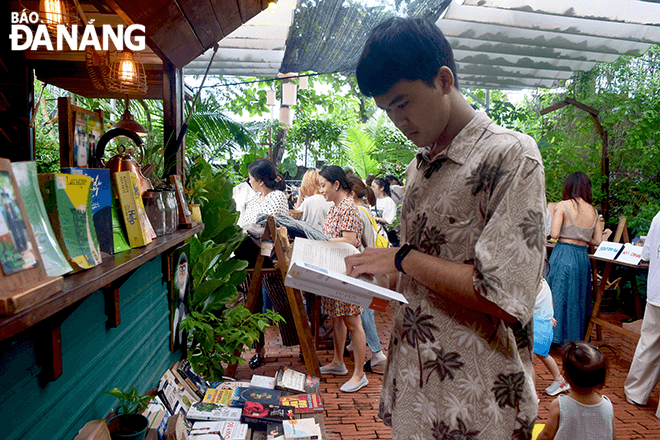 Secondhand book store attracts many young people