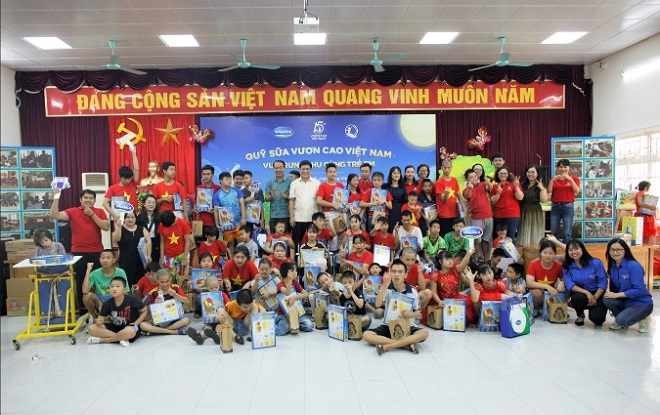 Các em nhỏ tại Trung tâm phục hồi chức năng Việt-Hàn đã có một buổi vui trung thu ấm áp và rộn ràng cùng Quỹ sữa Vươn cao Việt Nam và Vinamilk. Ảnh: Công ty VNM cung cấp