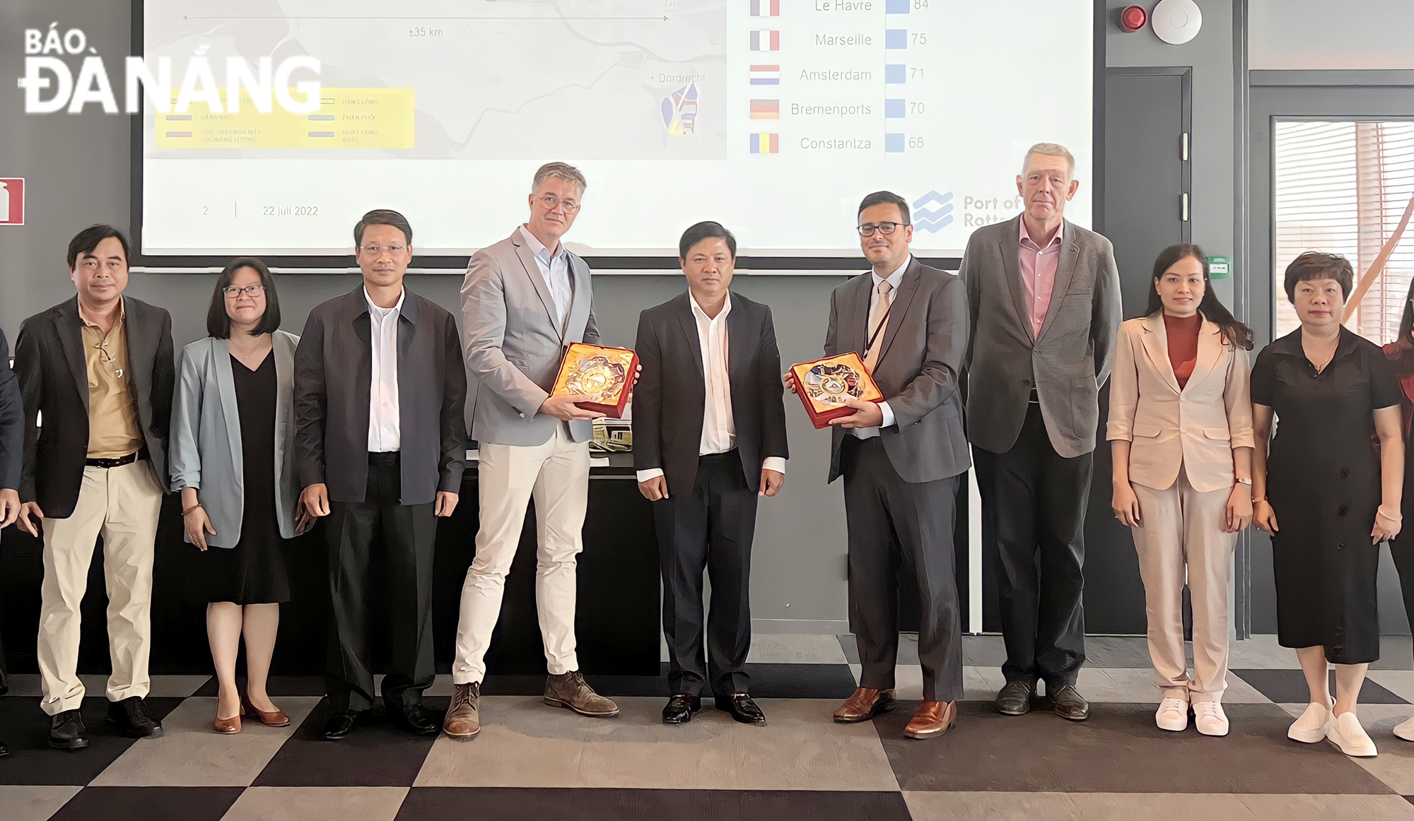 Standing Deputy Secretary of the Da Nang Party Committee Luong Nguyen Minh Triet presenting souvenirs to representatives from the Rotterdam Port Authority and the Boskalis International B.V. Photo: PV