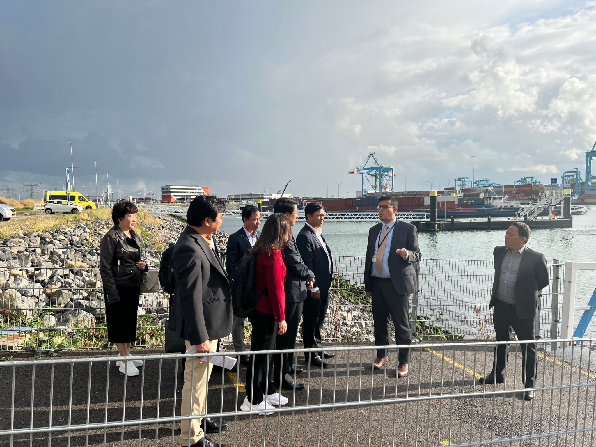 The Da Nang elegation, led by the Permanent Deputy Secretary of the municipal Party Committee, taking a field trip to the Port of Rotterdam. Photo: PV