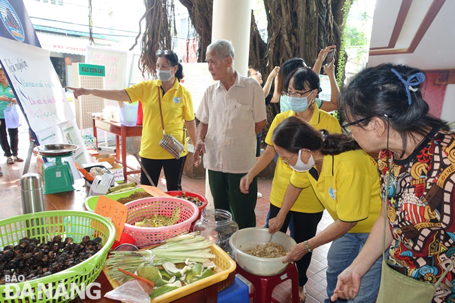 Residents in Hai Chau 2 Ward directly experience making yeast, composting organic waste into microbiological fertilizers, making environmentally friendly detergent or washing liquid from leftover food and fruit peels.  Photo: HOANG HIEP