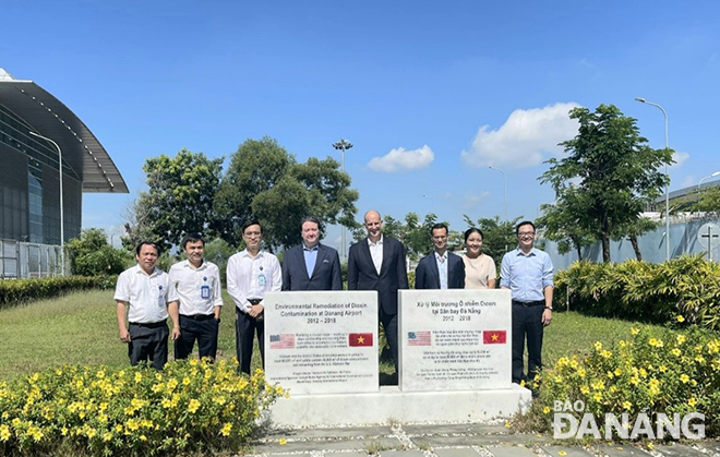 The delegation of the US embassy in Viet Nam takes a souvenir photo at the environmental remediation area of dioxin contamination at Da Nang International Airport. (Photo courtesy of Da Nang International Airport)