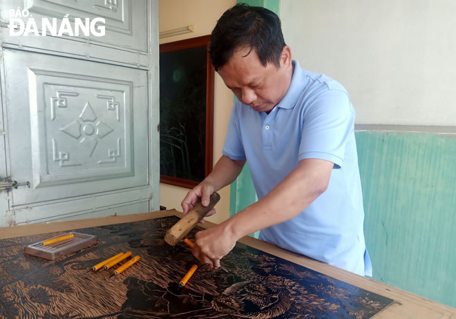 Artist Do Thanh considers wood carving as his strong passion. Photo: MY VAN