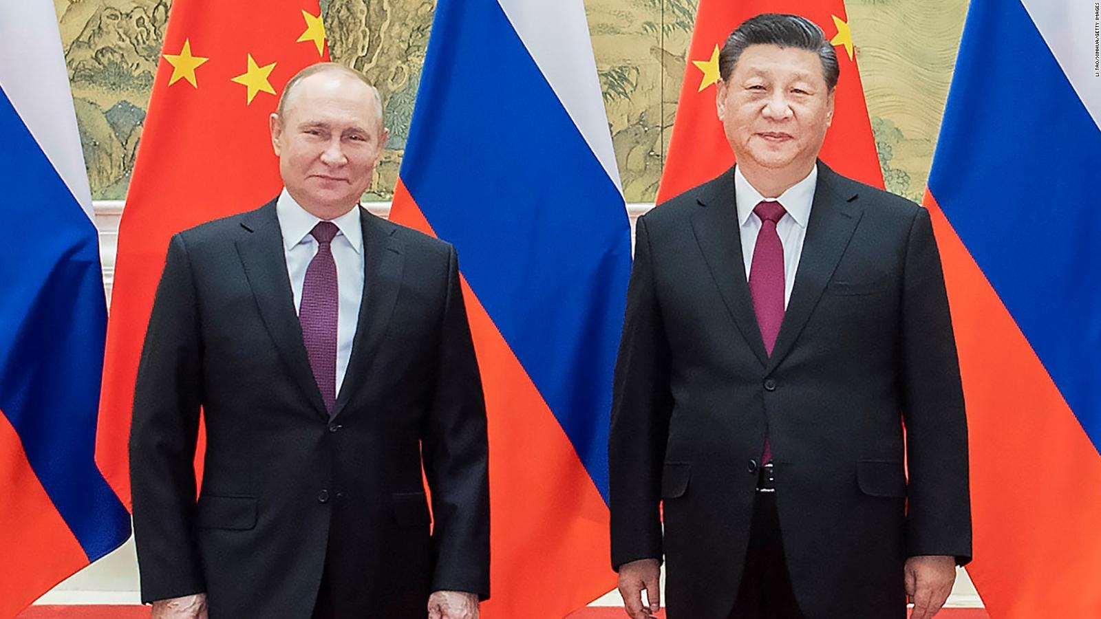 Chủ tịch Trung Quốc Tập Cận Bình (phải) gặp Tổng thống Nga Vladimir Putin tại Bắc Kinh vào ngày 4- 2.Ảnh: CNN