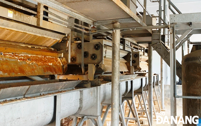 Operating the sludge drying system at Khanh Son leachate treatment station in Lien Chieu District. Photo: HOANG HIEP