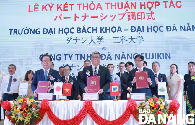 The signing ceremony between the Da Nang Fujikin Co., Ltd and the University of Science and Technology. Photo: NGOC HA