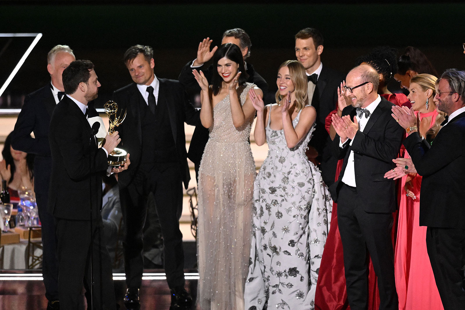 Nhà sản xuất phim David Bernad (bên trái) nhận giải Emmy cho loạt phim giới hạn và tuyển tập xuất sắc cùng đoàn làm phim 