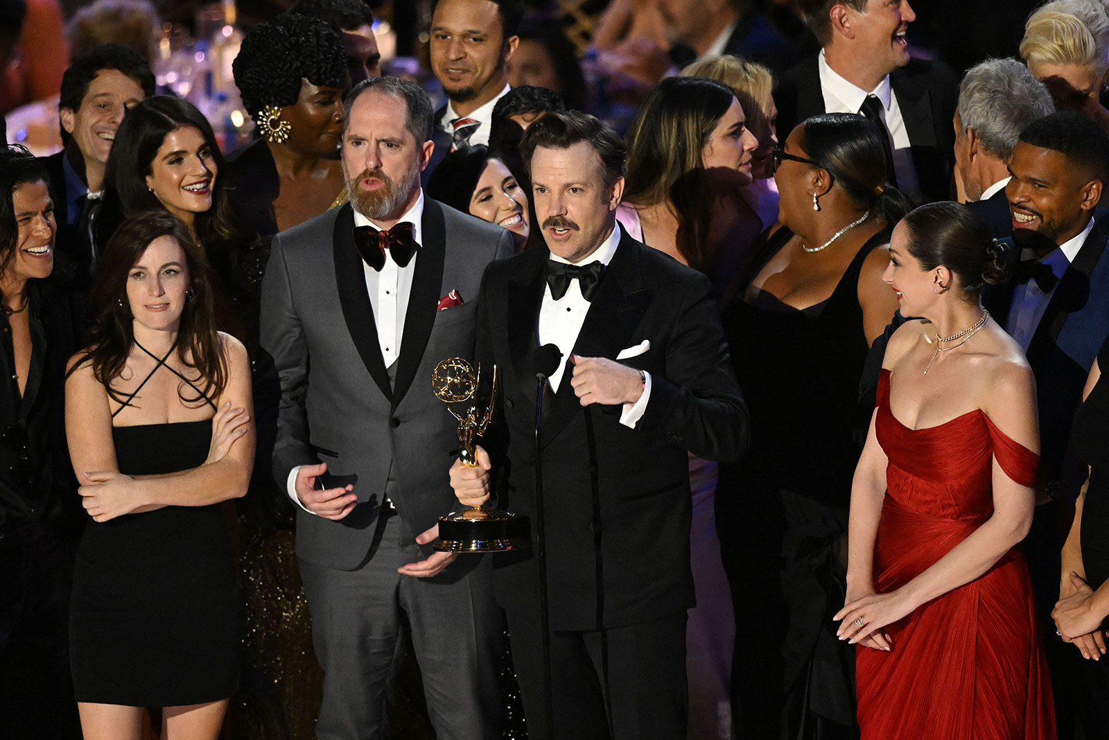 Nam diễn viên Jason Sudeikis (người cầm giải thưởng) nhận giải Emmy cho loạt phim hài xuất sắc cùng với dàn diễn viên và đoàn phim 