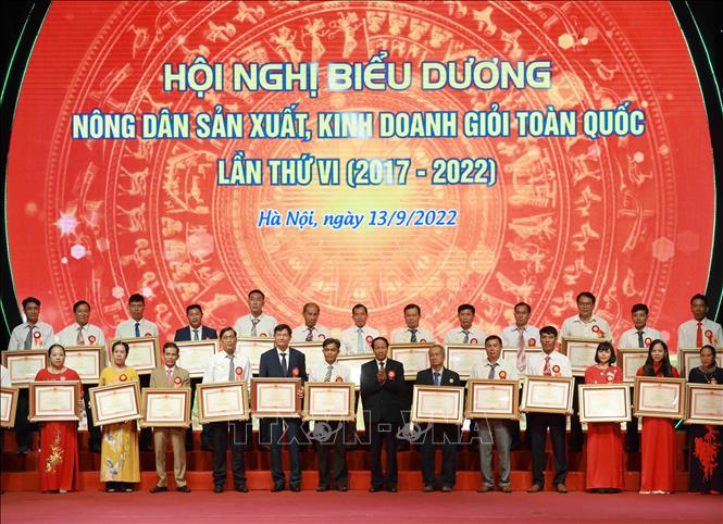 Phó Thủ tướng Lê Văn Thành Trao Bằng khen của Thủ tướng Chính phủ tặng nông dân có thành tích xuất sắc trong giai đoạn 2017 - 2022. Ảnh: TTXVN