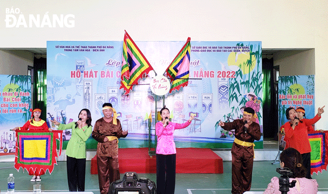  Teachers performing 'bai choi' at the closing ceremony of the training course. Photo: XUAN DUNG