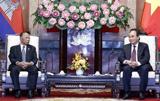 President Nguyen Xuan Phuc (R) and President of the Cambodian National Assembly Samdech Heng Samrin (Photo: VNA)