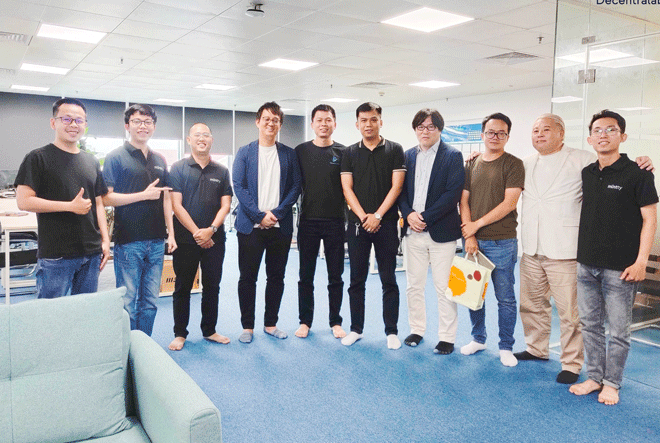 Anh Lê Thanh Tùng (thứ hai, bên trái sang) cùng các đồng nghiệp đến từ Nhật Bản chia sẻ, thảo luận về blockchain. (Ảnh do nhân vật cung cấp)