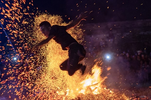 A man jumps over the fire at the Fire-Jumping Festival of the Pa Then ethnic people in Ha Giang Province. (Photo vov.vn)